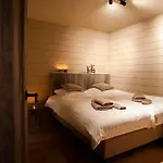De La Vallée 6 *